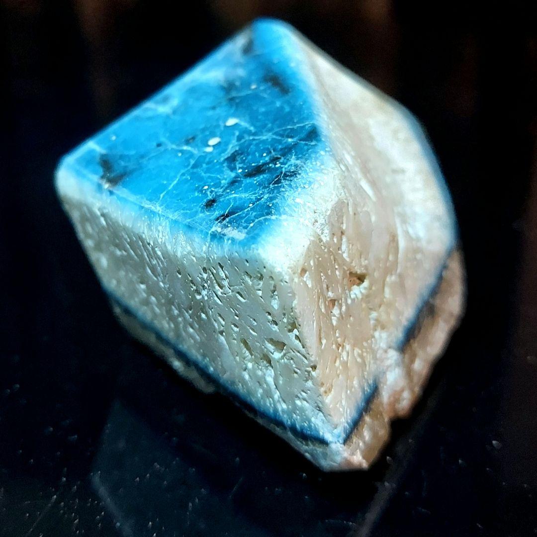 綺麗な星空カラーの激レア石ブルーアイス グレイシアライト原石表面