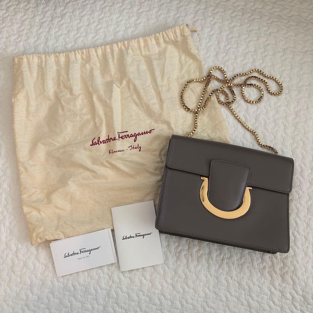 Salvatore Ferragamo グレー ショルダーバッグ - メルカリ