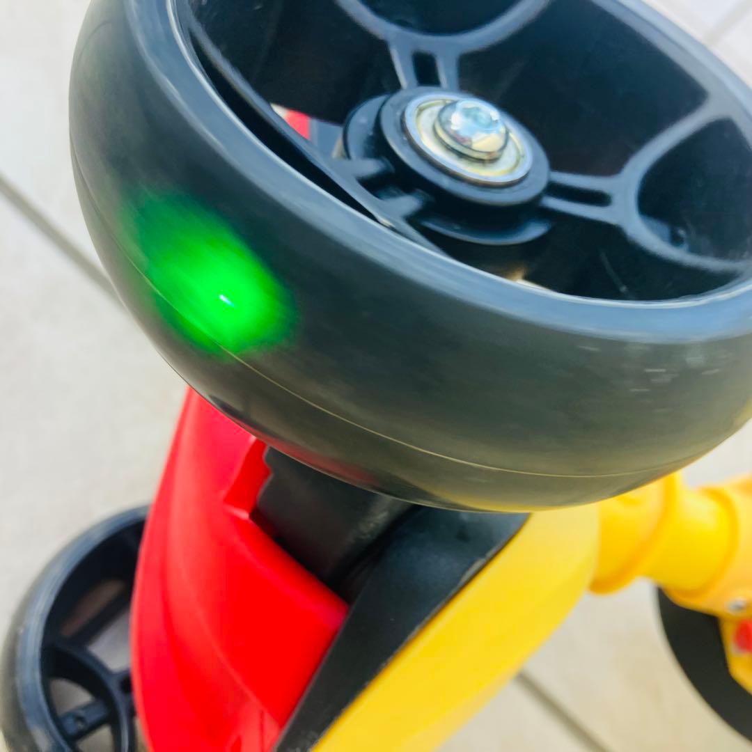 KÜB黄色い三輪スケーターホイール LEDライト 座ったり立ったりして乗れます