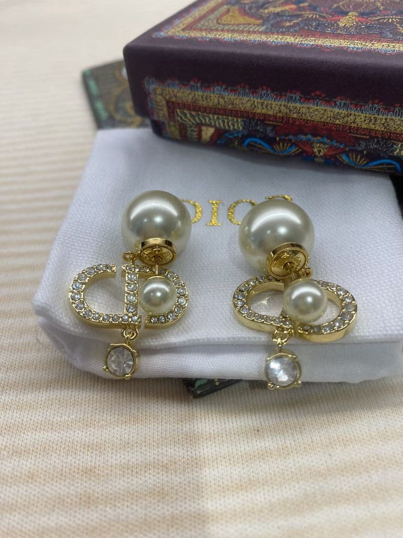 ディオール DIOR メタル & クリスタル ピアス 美品 国内即発 Dior ディオール PETIT CD ピアス メタル クリスタル (Dior