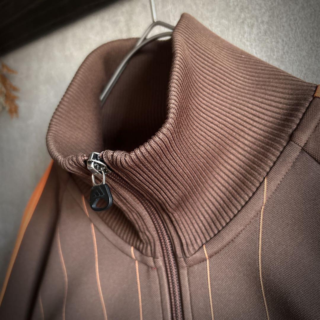 adidas トラックジャケット ブラウン×オレンジ ロゴ刺繍 ストライプ