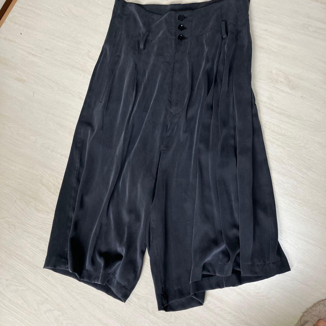 ヨージヤマモト　　 黒のプリーツキュロットパンツ STAFF STYLING｜THE SHOP YOHJI YAMAMOTO