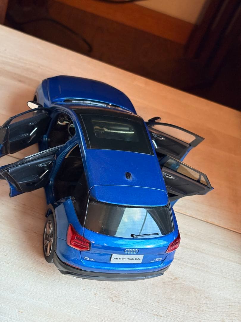 超美品❗️全開閉 希少Audi Q2L ミニカー 青色1/18 ミニカー Q2L 青色1