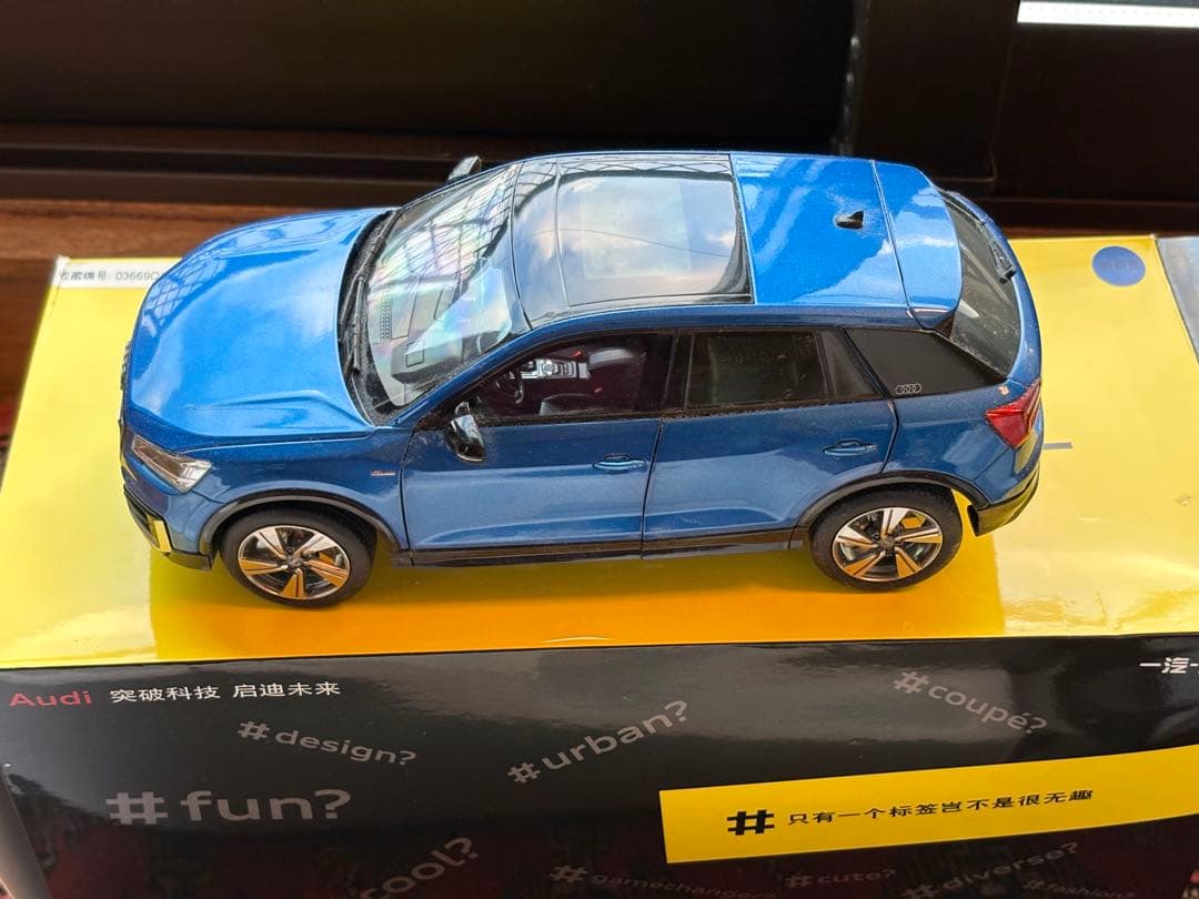 超美品❗️全開閉 希少Audi Q2L ミニカー 青色1/18 - ミニカー