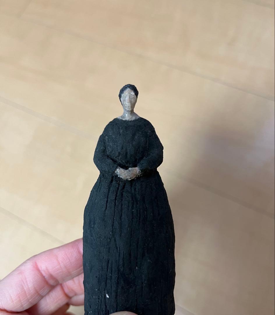 八窪章吾 緑の衣服の女性 オブジェ