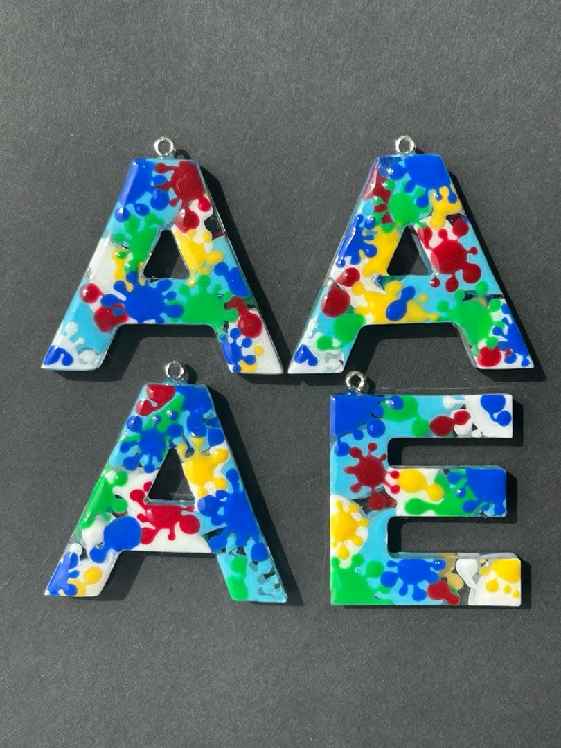 白と青の世界様 専用 イニシャルキーホルダー スプラッシュ ハンドメイド