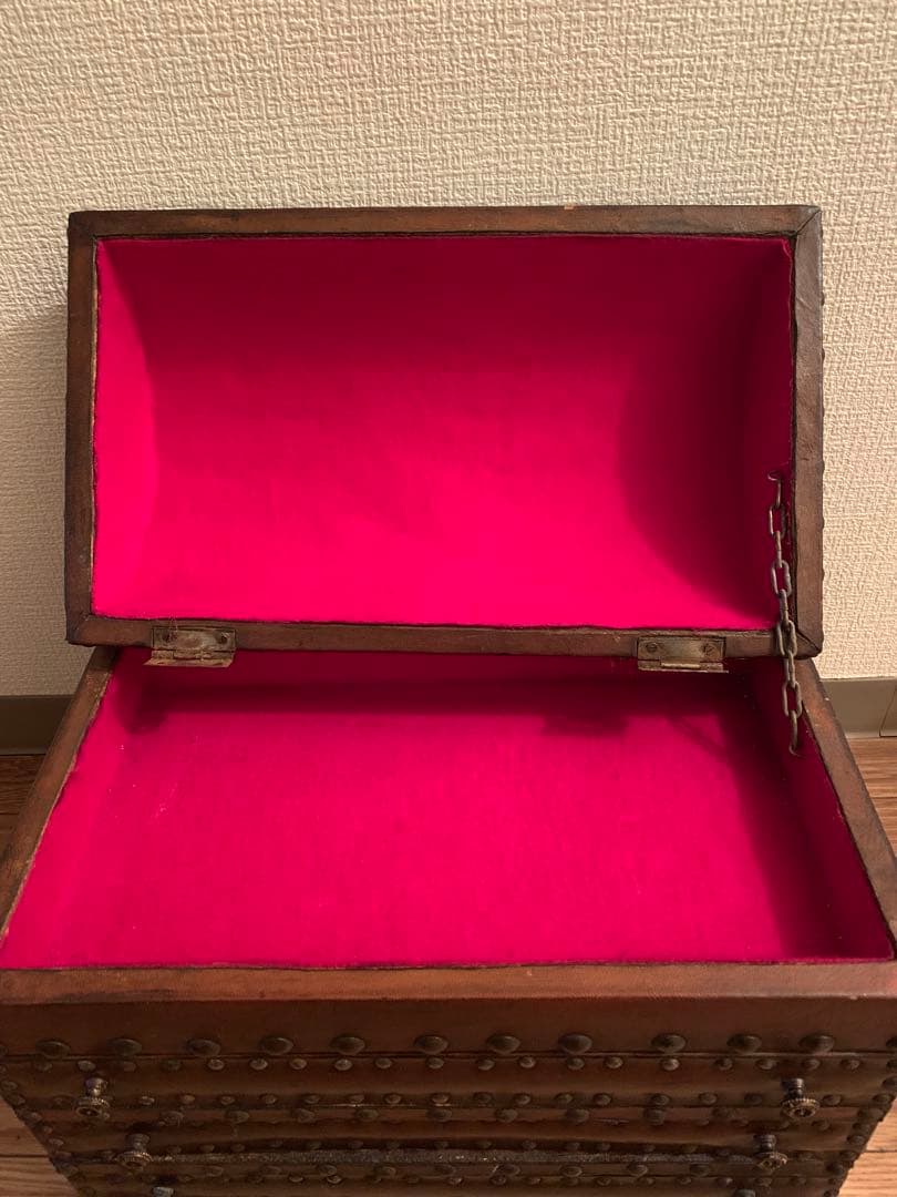 リペア必須！味のある革張り宝箱風アンティークトランク