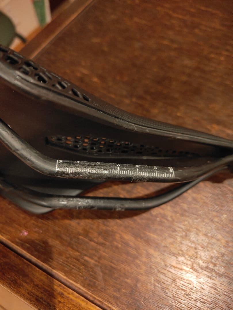 週末セール中】TNI ティーエヌアイ 3D AeroFlow カーボン サドル