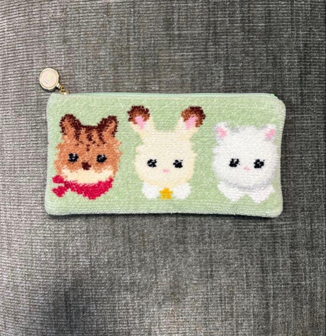 フェイラー シルバニアファミリーコラボ ポーチ シルバニア」×「フェイラー」が初コラボ！ いちごや花がデザインされた