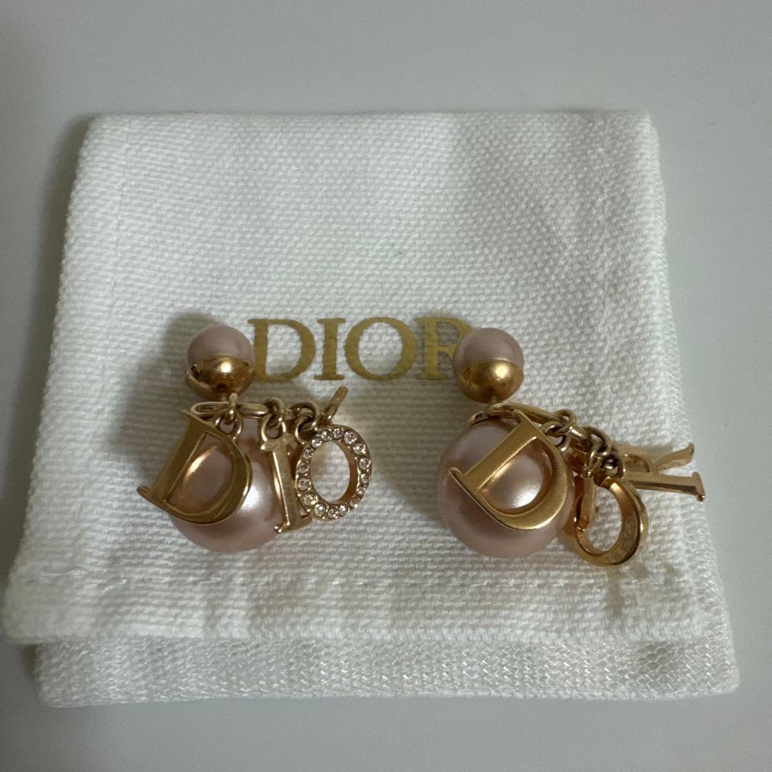 Dior パール ロゴチャーム ピアス - メルカリ