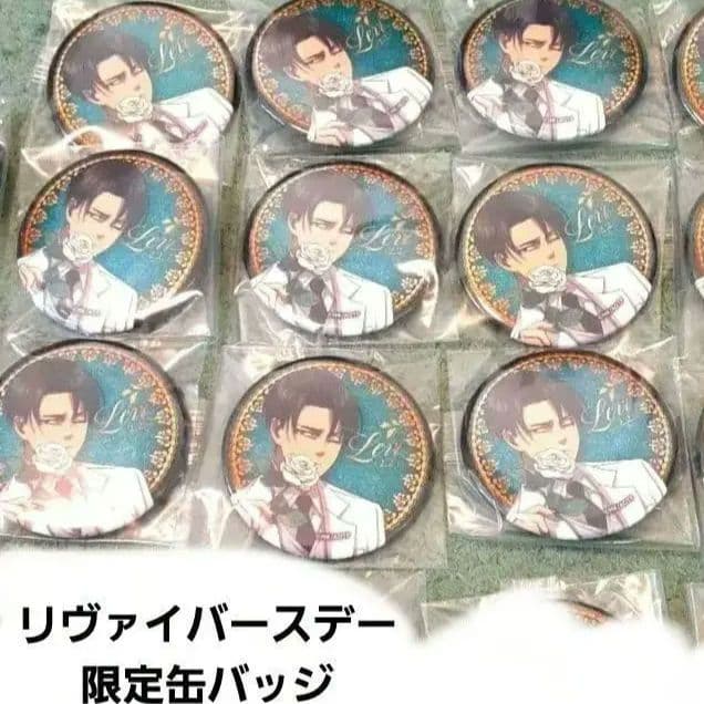 ラスト1点　リヴァイ缶バッジ　進撃の巨人　カラオケの鉄人　カラ鉄コラボ　白スーツ グッズ-バッチ】TVアニメ「進撃の巨人」The Final Season×カラオケの
