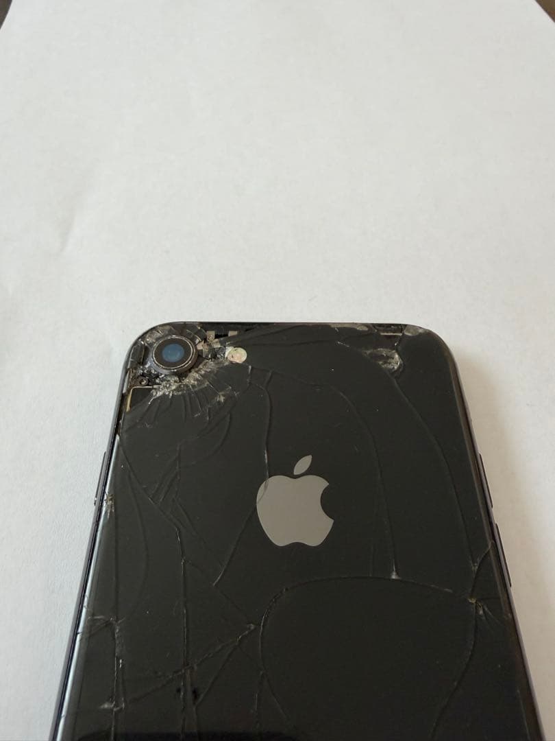 iPhone8 ブラック 背面ひび割れ - メルカリ