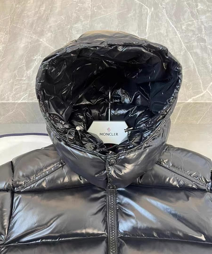 サイズ4 Moncler 光沢のある黒のダウンジャケット - メルカリ