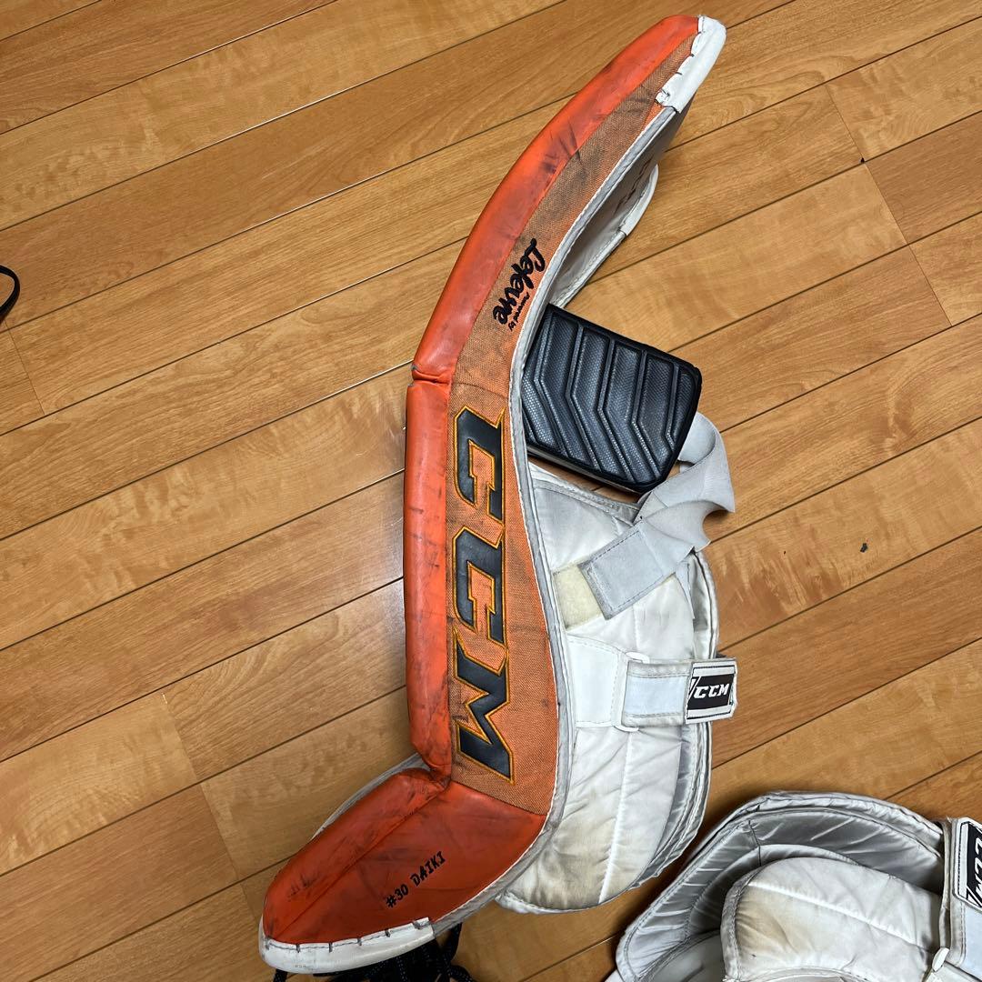 アイスホッケー ゴーリー CCMゴールキーパーレガース - メルカリ
