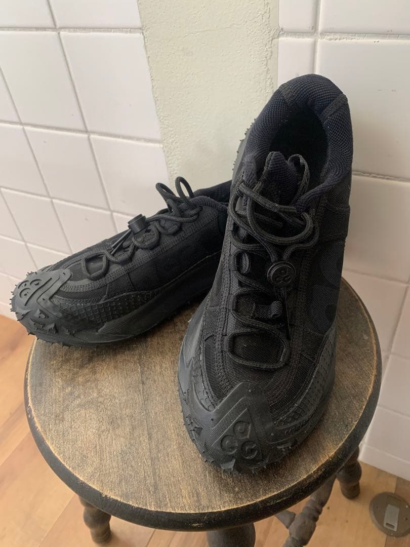 靴 NIKE ACG MOUNTAIN FLY 2 LOW TRIPLE ナイキ ACGからマウンテンフライ2 ロー トリプルブラックが登場