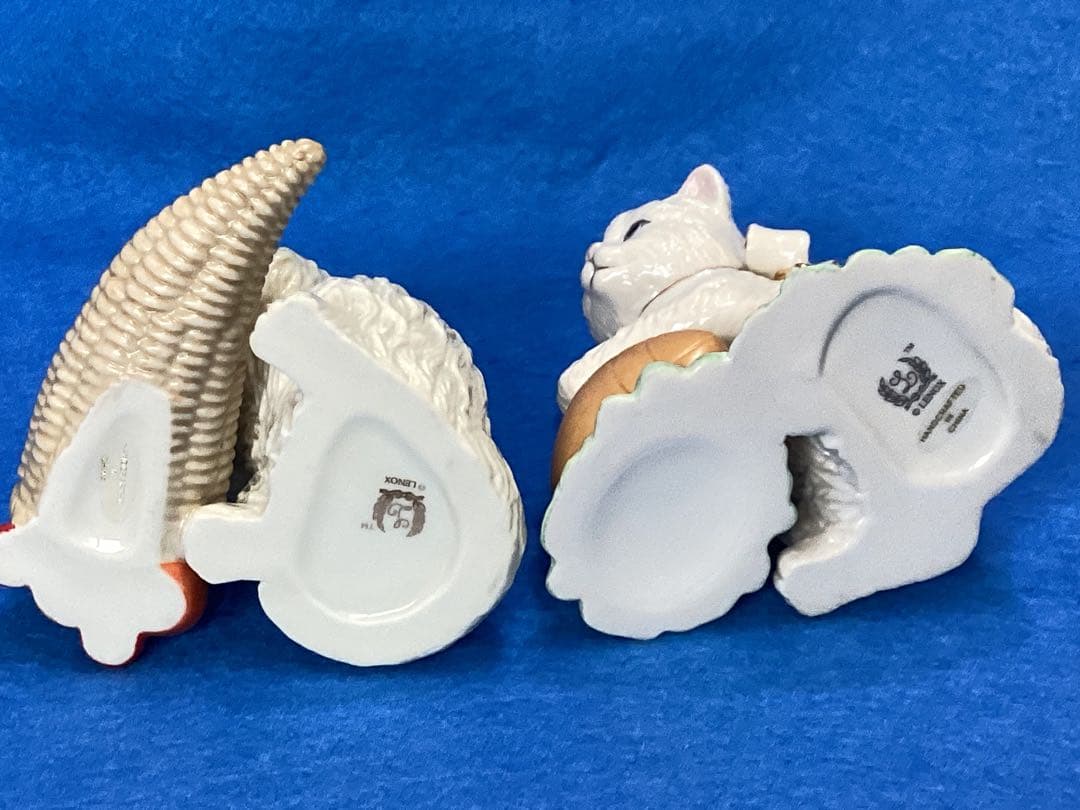 レノックス フルーツバスケット、ボールを抱く陶器製 白い猫の置物 2体