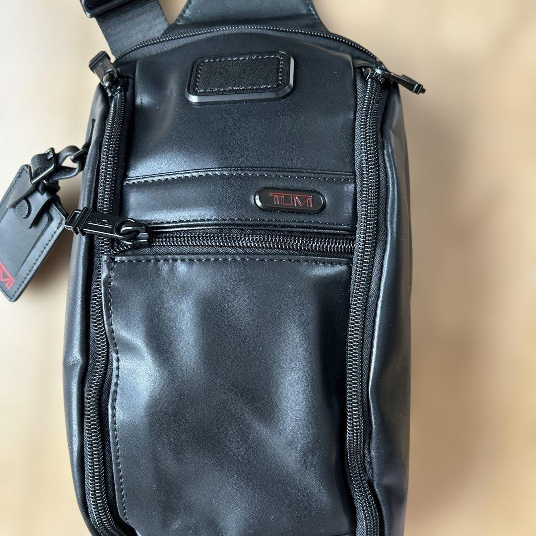 TUMI 96303214D0黒 レザー スリングバッグ - メルカリ