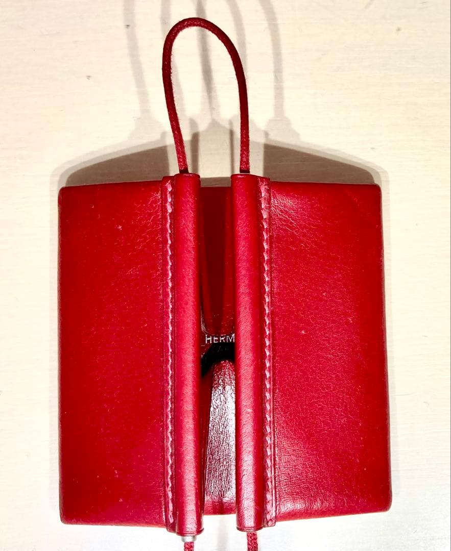 エルメス　ケース　ストラップ付き　ボルドー（レッド）HERMES HERMES（エルメス） （未使用 展示品）エルメス エテュイ カルト GM