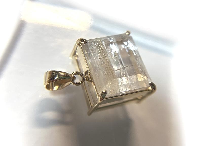 宝石質 ベリロナイト ペンダントトップ◇鑑定書付き7.609ct - メルカリ