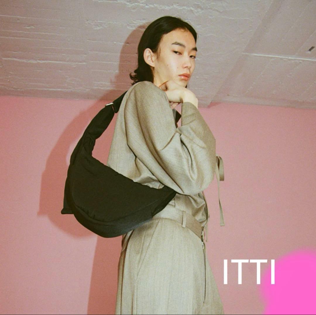 【極美品】ITTI ANNIE PUFFER MINI MOONBAG ブラック ANNIE PUFFER MINI MOON BAG / CERATO BRIGHT｜ミニショルダー 三日月