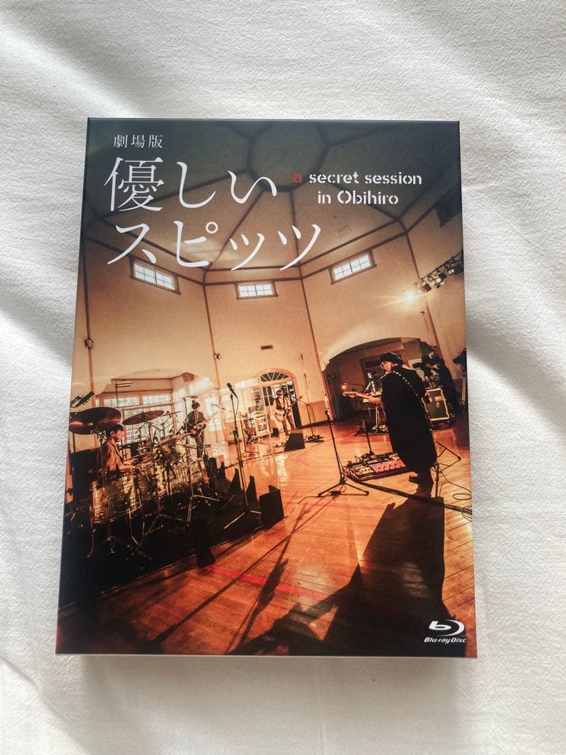 【Blu-ray】劇場版 優しいスピッツ 限定受注生産品 ペーパークラフト付 劇場版 優しいスピッツ a secret session in Obihiro [UNIVERSAL MUSIC