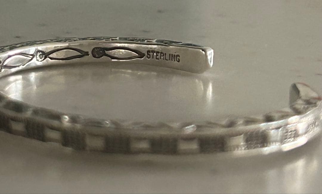 ジェネバラモーン(Geneva Ramone) スクエア4面スタンプバングル