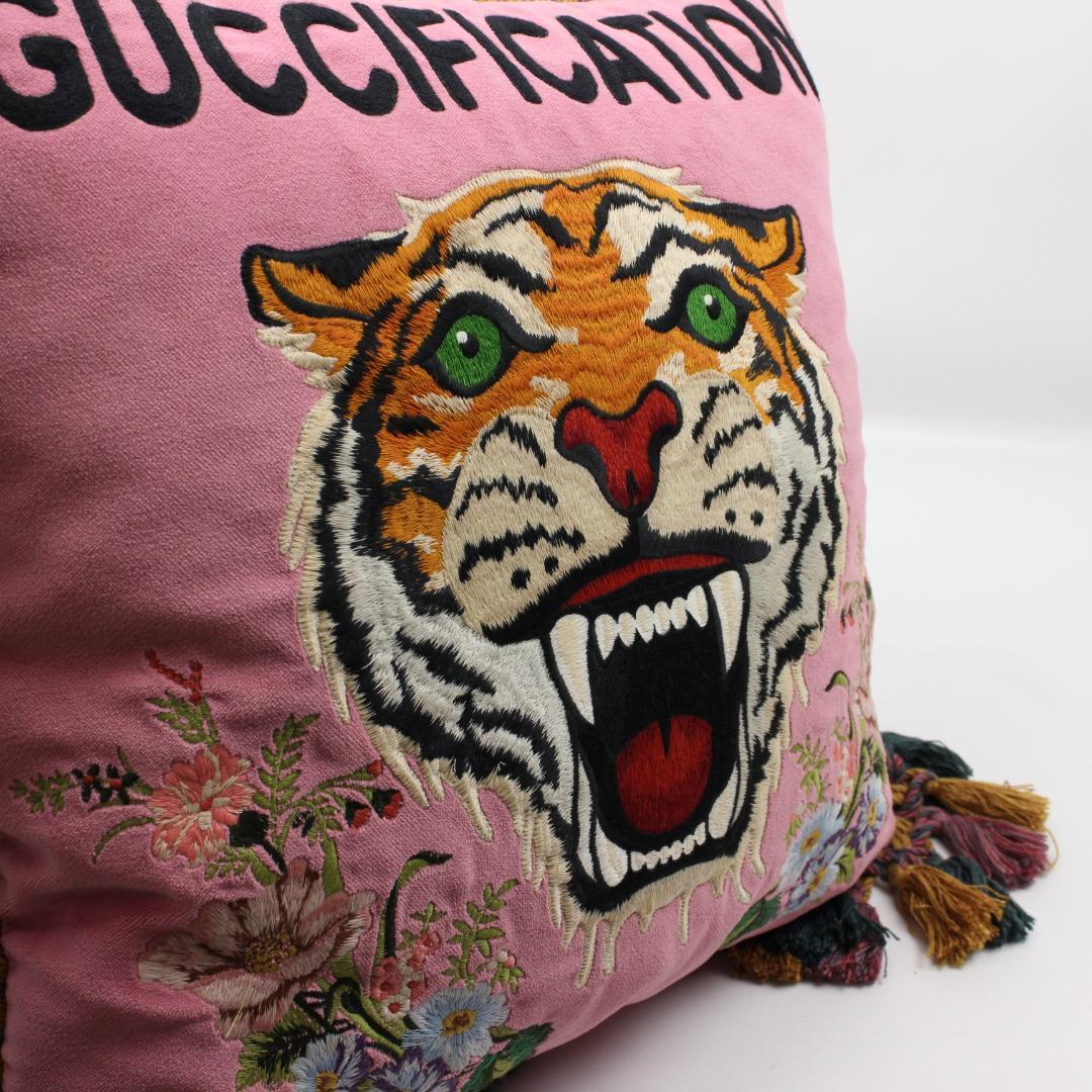 ⭐希少⭐ グッチ タイガー 虎 刺繍 フリンジ付き 枕 クッション - メルカリ