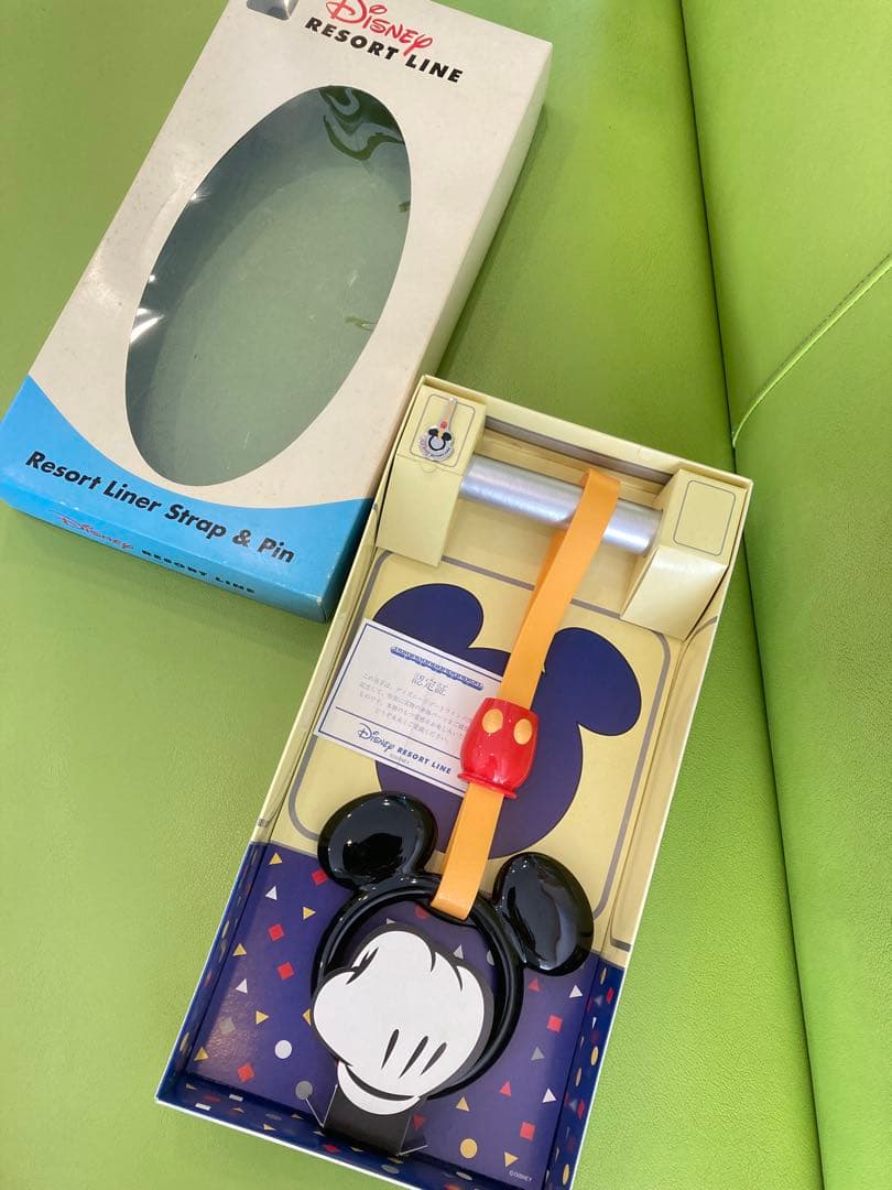 レア　TDR ディズニー リゾートライン リゾートライナー　つり革 ピンバッジ ディズニーのモノレールを貸切！なんと「ミッキー型つり革」がもらえ