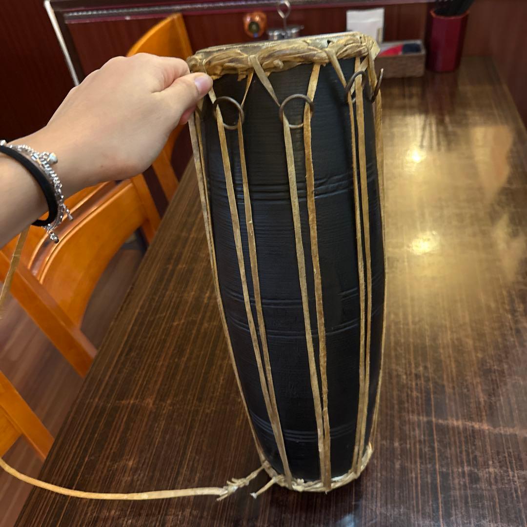 ネパールの楽器(マダル) 和太鼓 黒色 筒形 ストラップ付きの通販はau