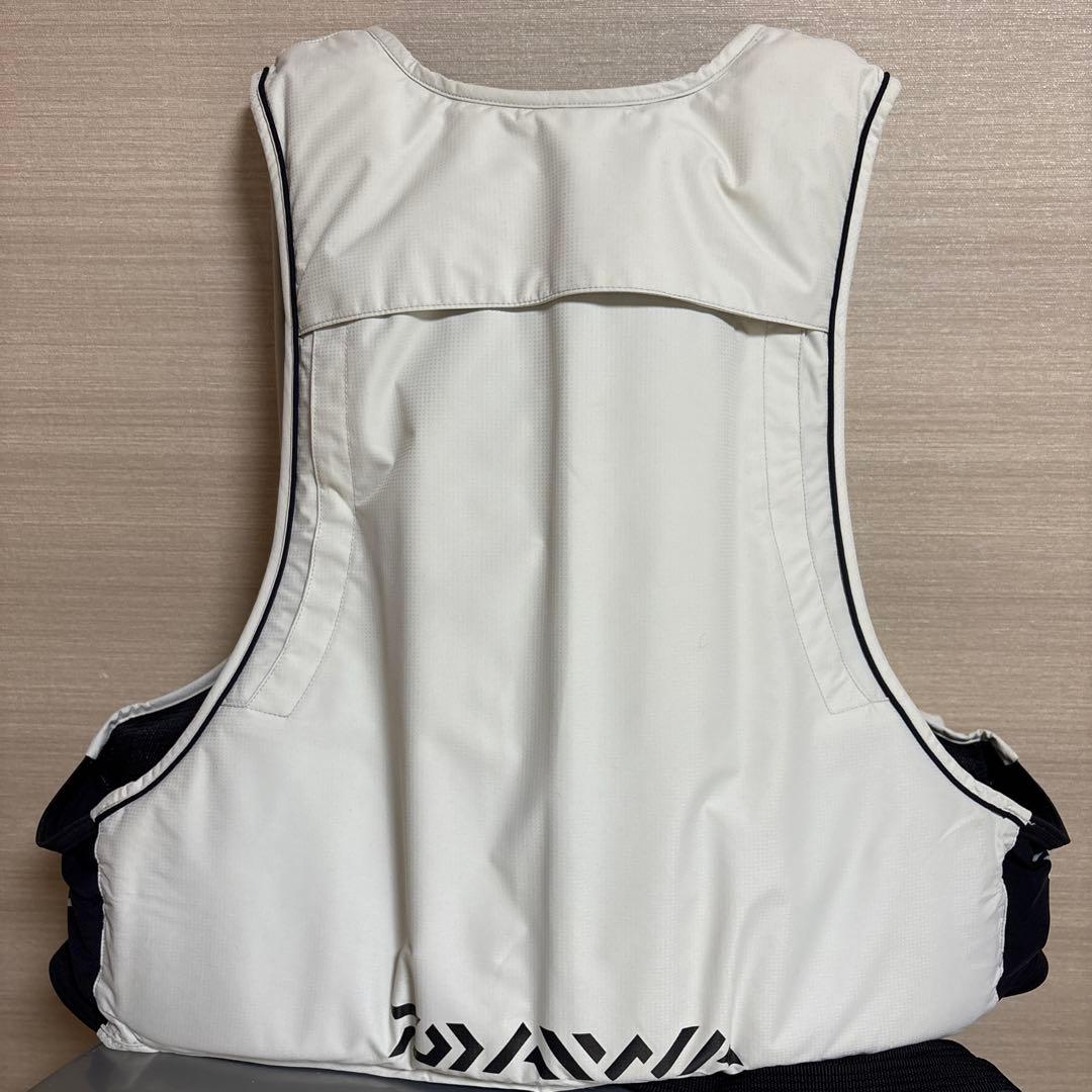 DAIWA フローティングジャケット Lサイズ ホワイト ￼ライフジャケット