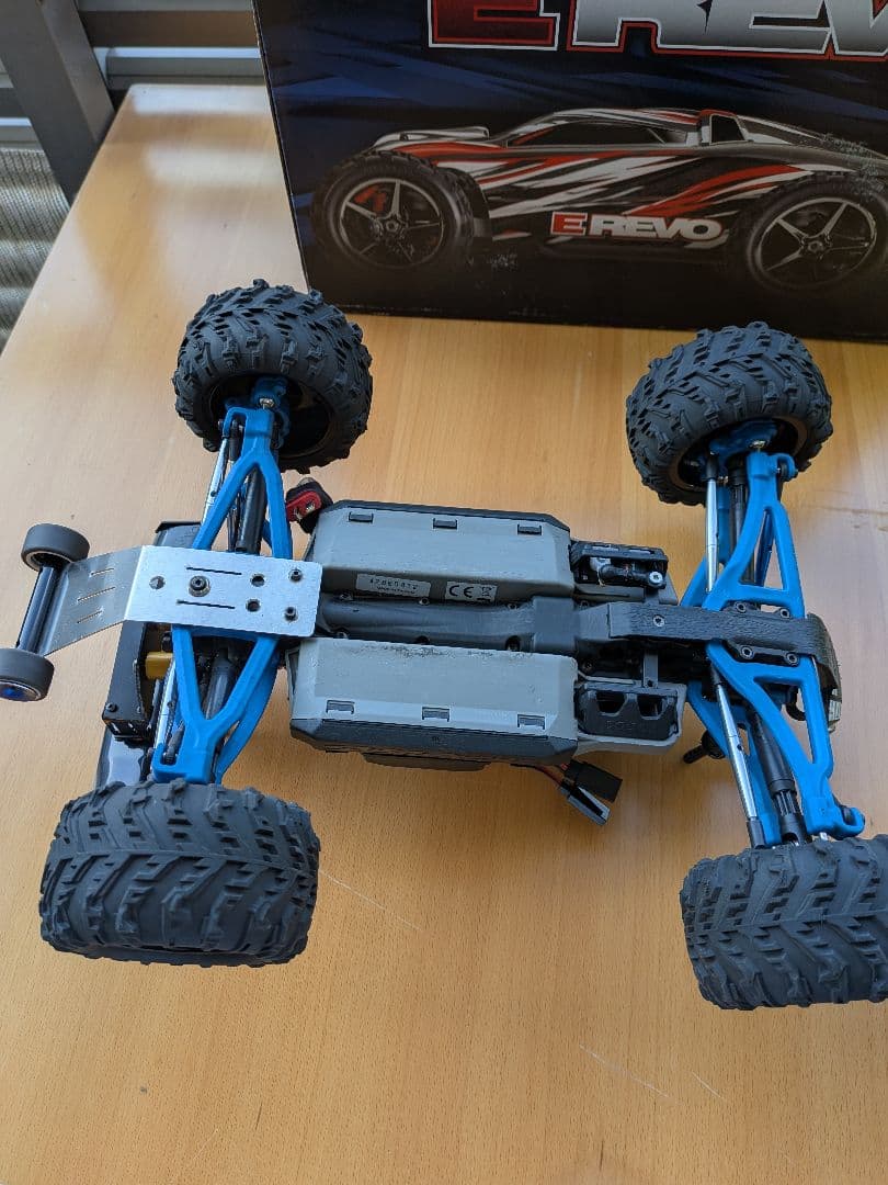 トラクサスEレボ1/16 更に変更しました。ボデーは、1台を、選択し