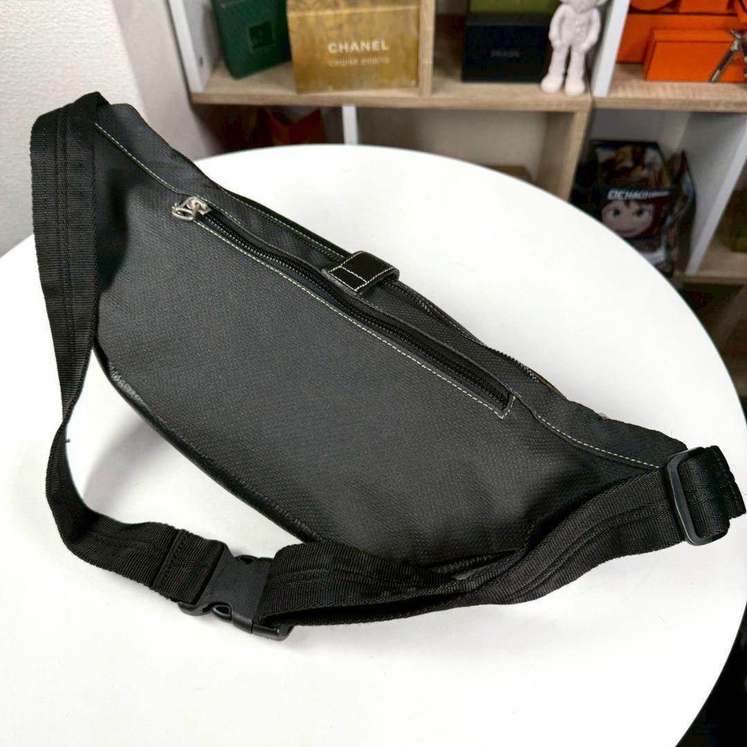 着用わずか HUGO BOSS ボディバッグ 上質レザー
