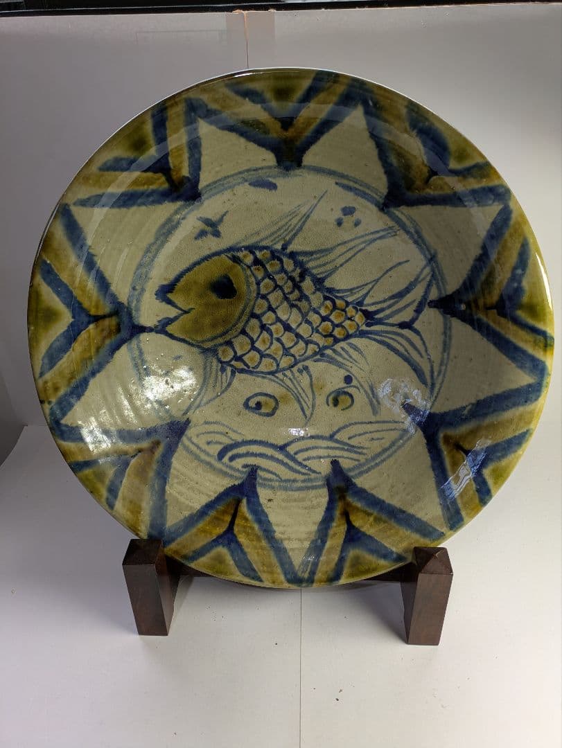 真作】沖縄壺屋焼、仁王窯、小橋川仁王作、『魚文飾鉢』、銘「仁王