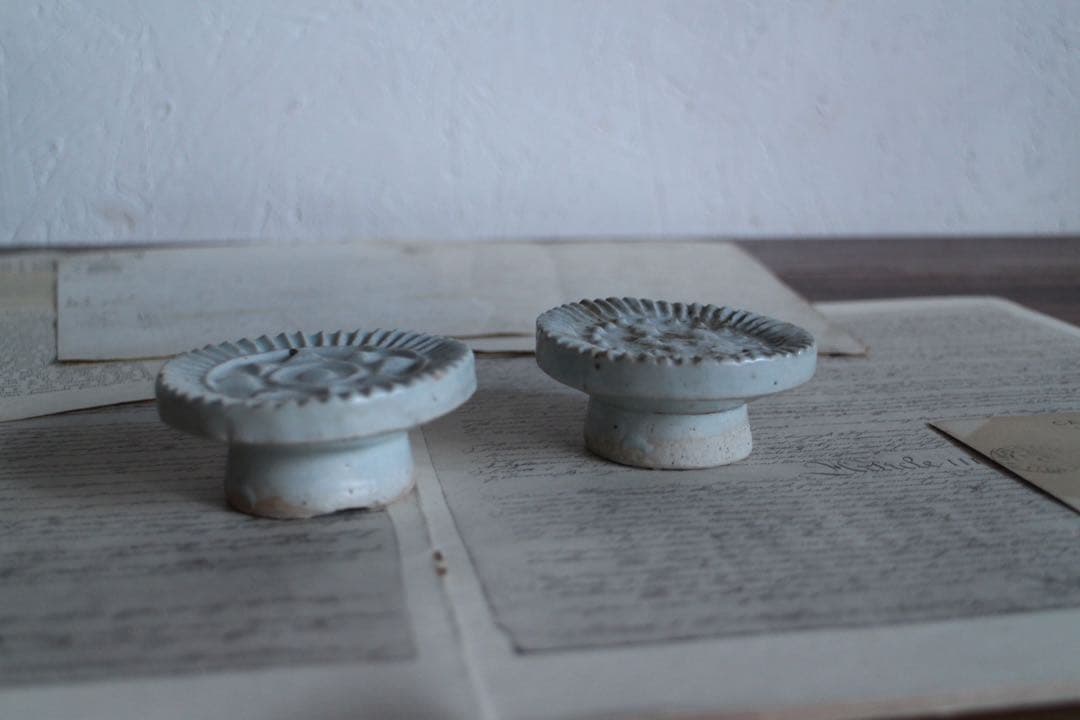 時代李朝白磁餅型 トクサル 朝鮮古陶装飾品2個セット - アンティーク