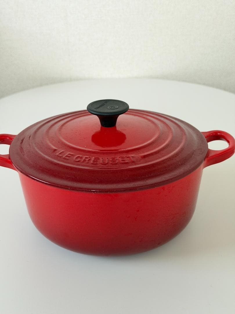 ル・クルーゼ 20cm 両手鍋 レッド 赤 ホーロー鍋 使用回数少なめ 美品 ル・クルーゼ 20cm 両手鍋 レッド 赤 ホーロー鍋 使用回数少なめ 美品