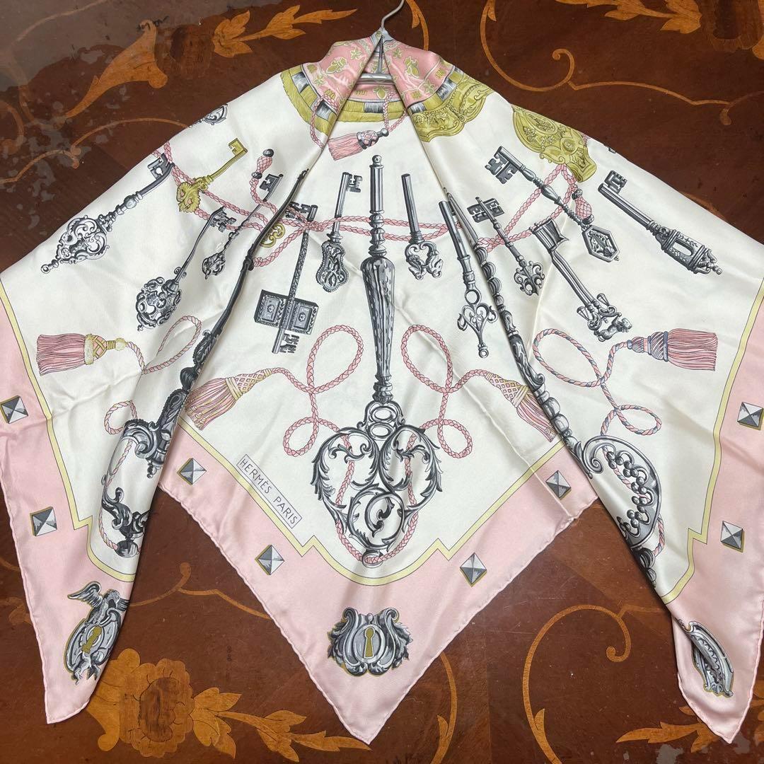 ✨極美品✨HERMES カレ90 シルクスカーフ 鍵柄 ピンク系　正規品 HERMES（エルメス） カレ90 「砂漠の革飾り」 スカーフ シルク ピンク