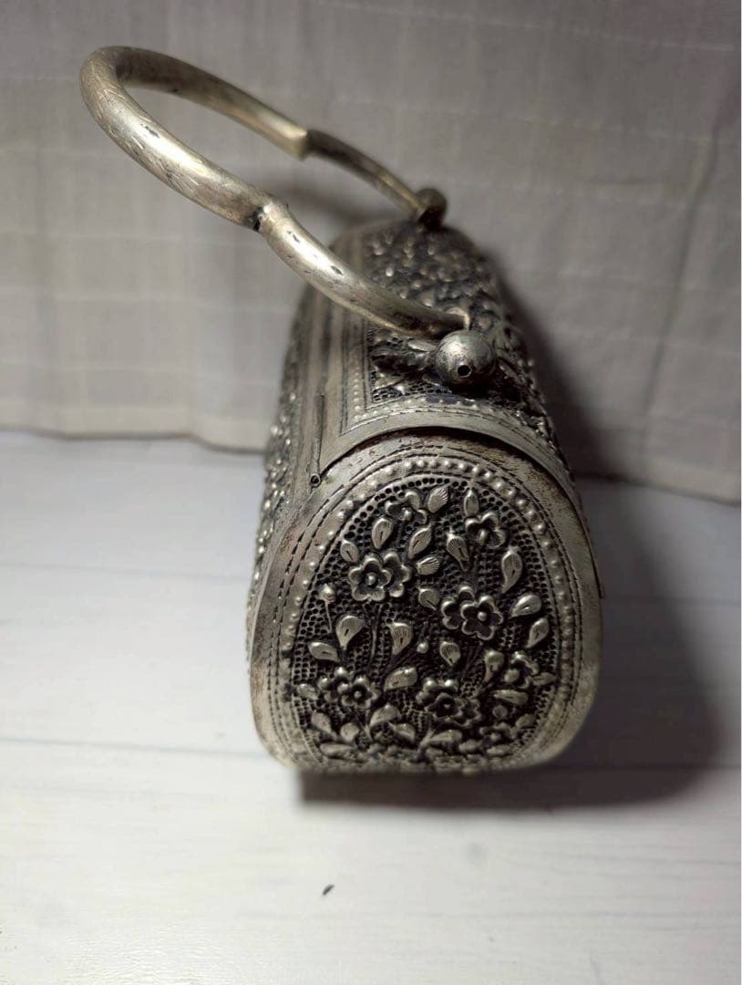 金属 アンティーク バッグ 花柄彫刻の銀色ハンドバッグ 最高
