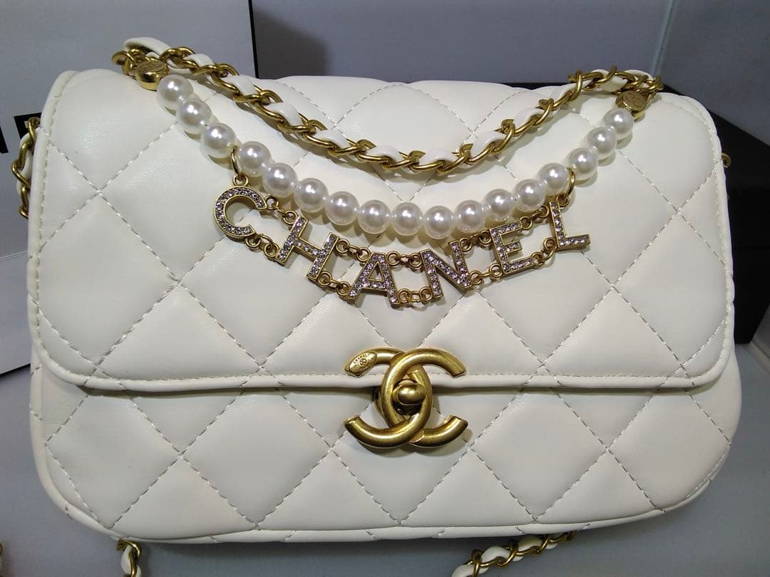 CHANEL 〈シャネル〉ノベルティ パールビジュー付 ホワイトショルダー