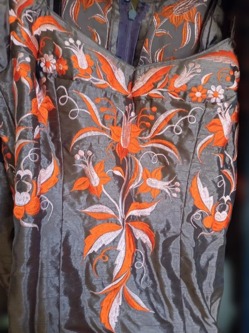 マロン地オレンジ刺繍バタデコーラ - メルカリ