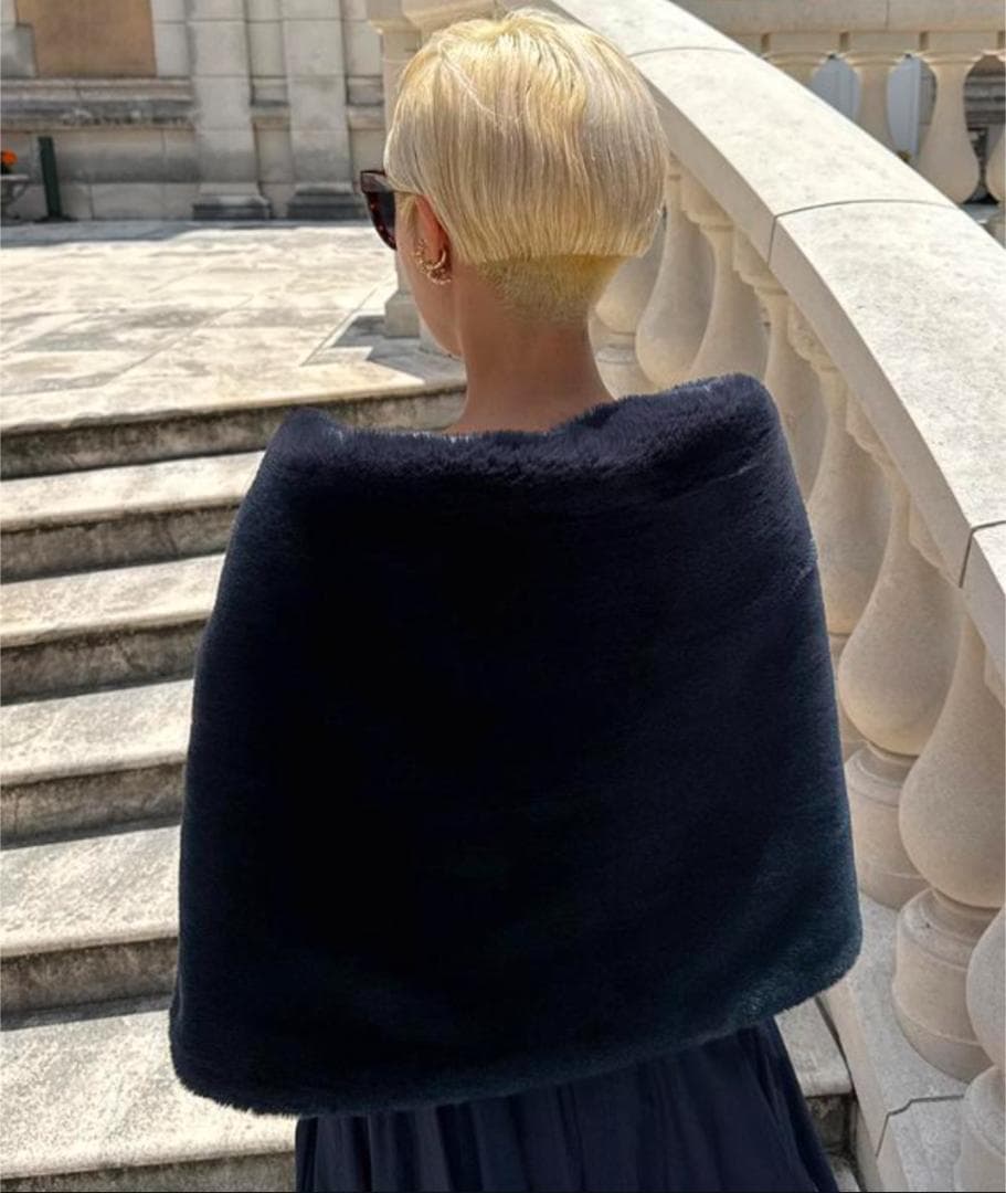 タグ付きJENNE リッチボリュームファーケープ ブルー - メルカリ