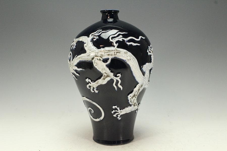 中国美術 瑠璃釉 纏白龍紋 梅瓶 内府 款 時代物(K-XA831) - メルカリ