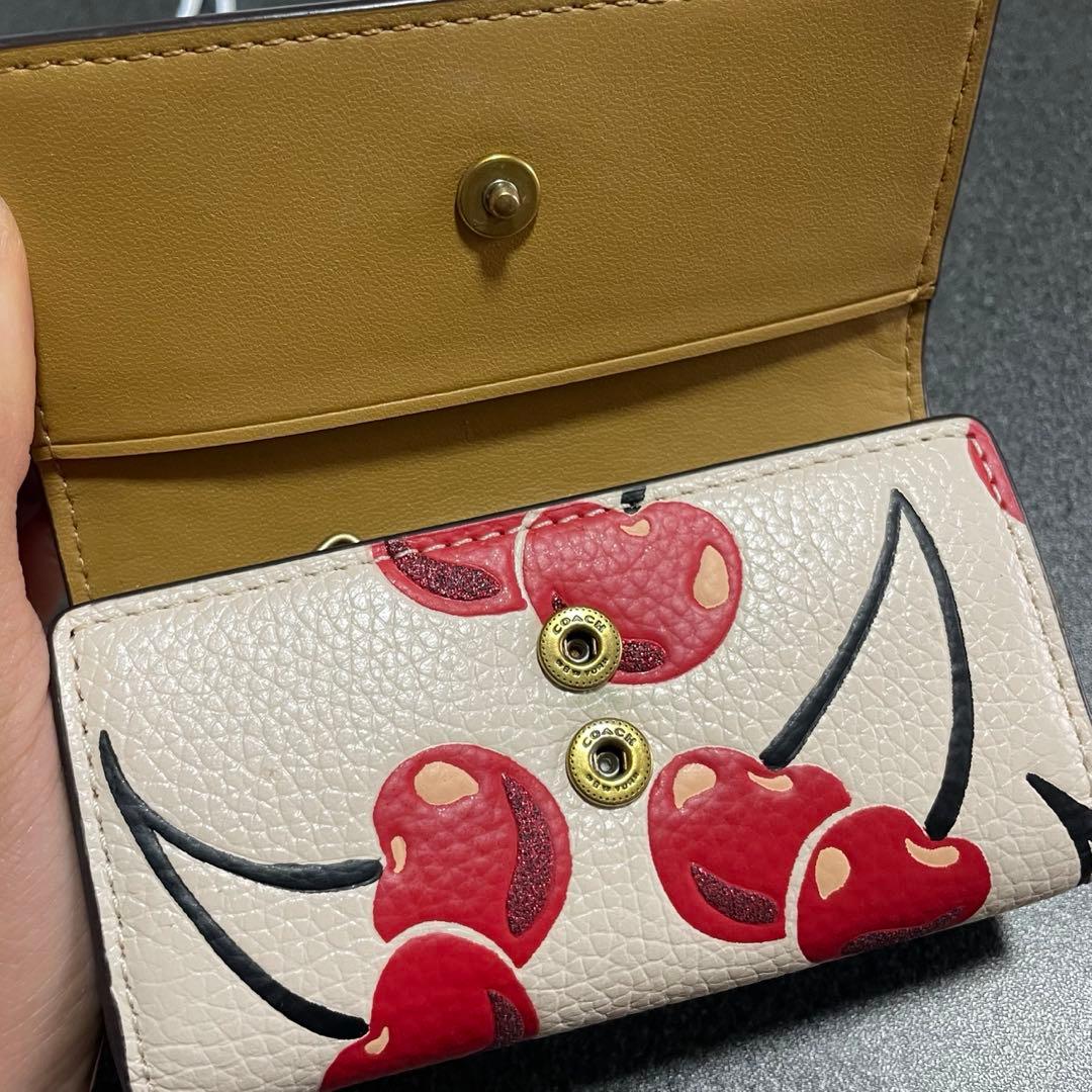 COACH コーチ チェリー柄 キーケース ホワイト ペブル レザー