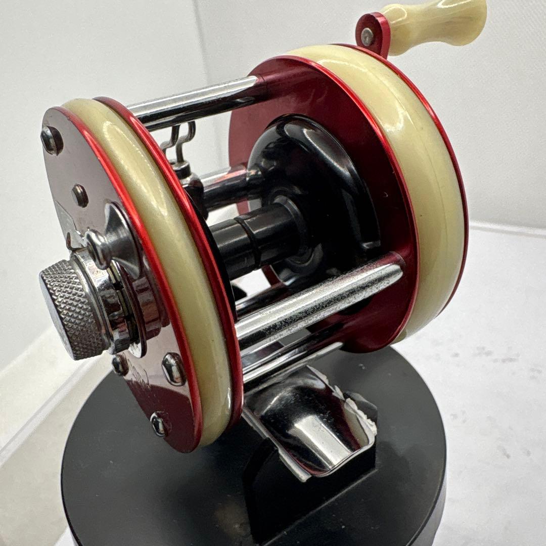 アブ2050 ベイトリール 赤/クリーム