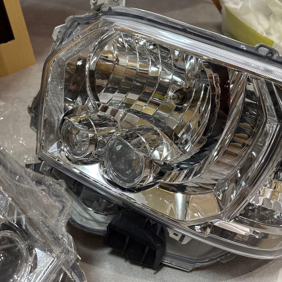 新品未使用 純正タイプ ハイエースLEDヘッドライト 左右セット 社外品