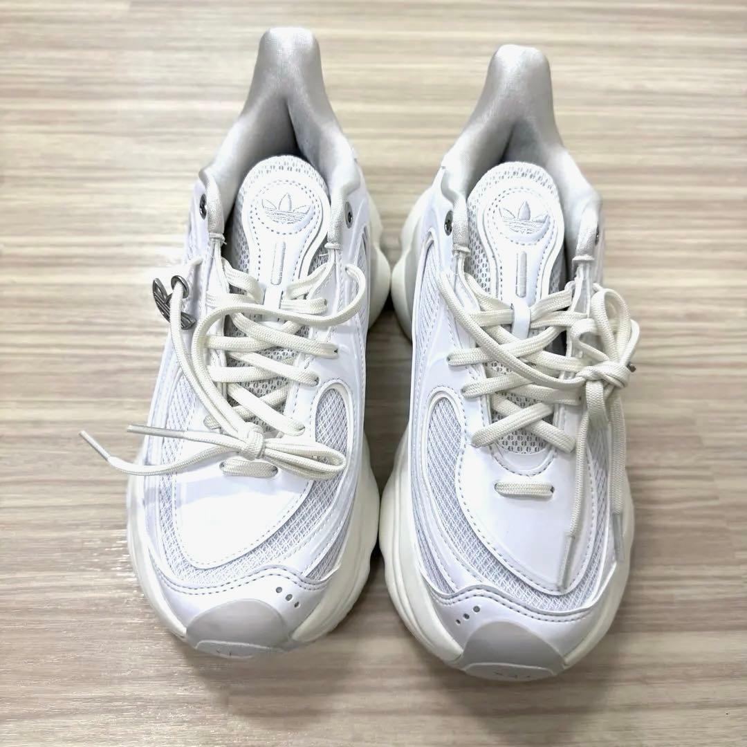 【adidas】OZVENUZ ホワイト　23.5cm