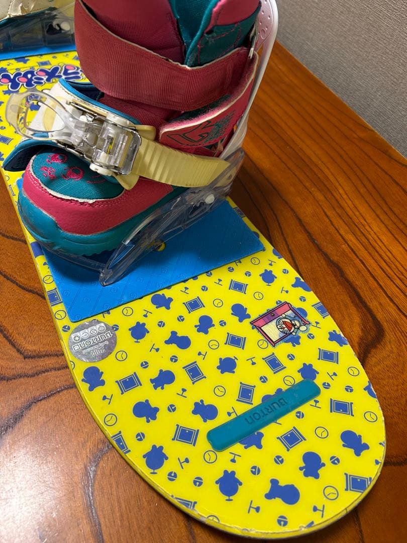 Burtonドラえもん 子ども用スノーボード90cm、ビンディング、ブーツ