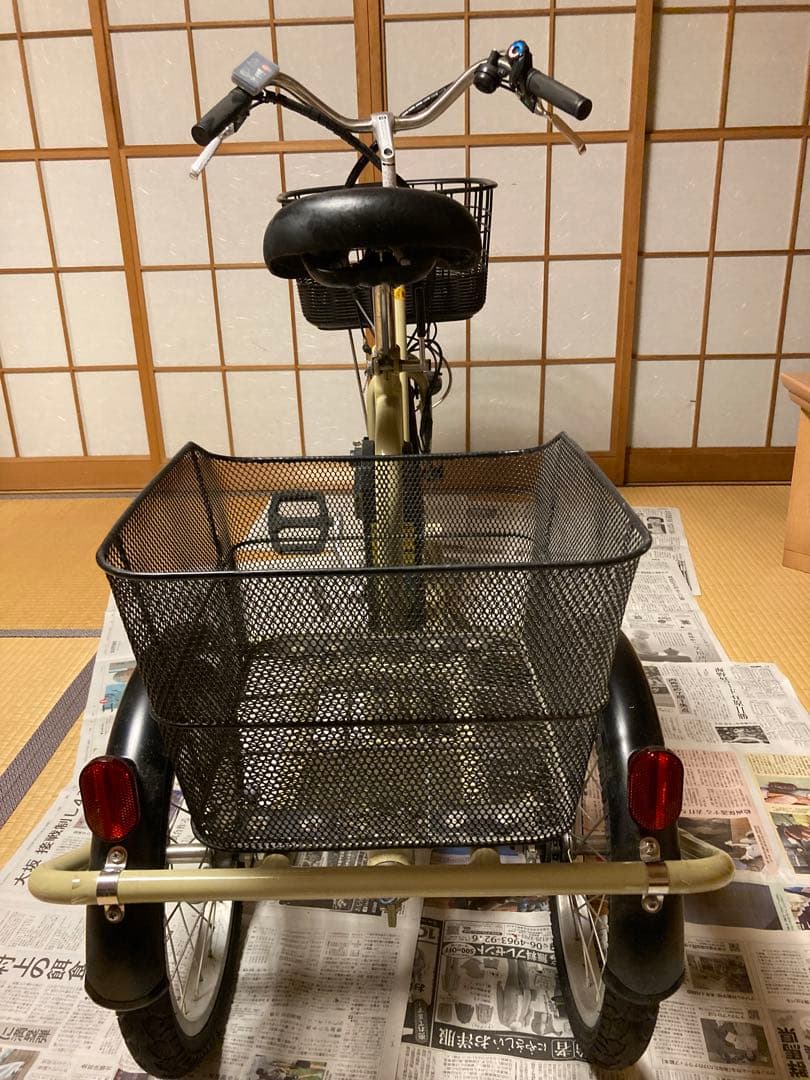 ノーパンク電動三輪車 クリーム色 前後バスケット付き - メルカリ
