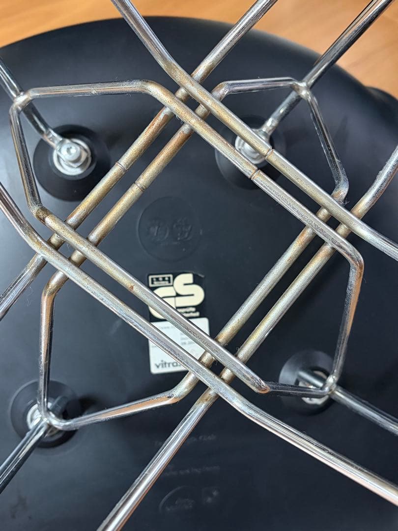 【けっちゃむ】イームズ サイドシェルチェア DSR ヴィトラvitra製 イームズ サイドシェルチェア DSR ブラック クロームベース［DSR. 47