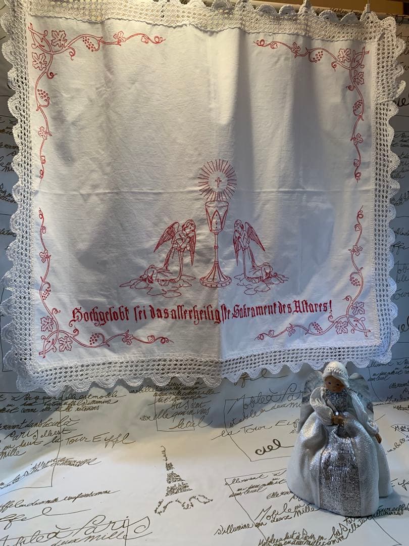 ドイツ製　アンティーク　祭壇様のレース付きの布カーテン、テーブルクロスに使って！ ドイツ製 アンティーク 祭壇様のレース付きの布カーテン、テーブル