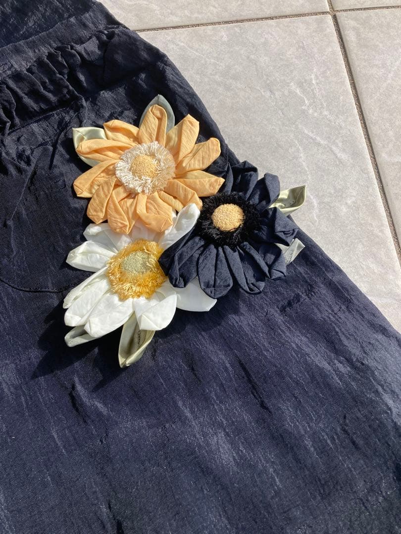 ポテチーノ さえら アキアカネ 大人気ガーベラ付 エプロン ブラック